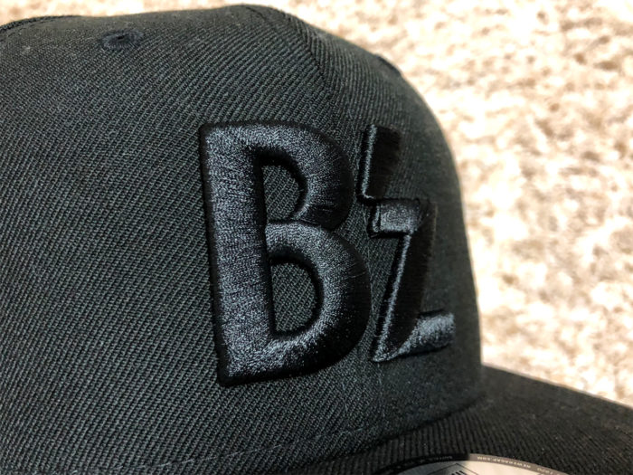 B'z エキシビジョン SCEANS グッズ NEW ERA 9FIFTY“B'z MODEL” ロゴアップ 斜め