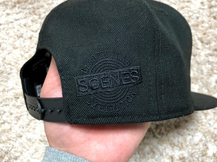 B'z エキシビジョン SCEANS グッズ NEW ERA 9FIFTY“B'z MODEL” 右後ろSCENESロゴ