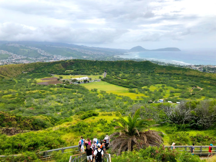 ハワイ ダイヤモンドヘッド 観光 登山 感想 レビュー 山頂からの風景 カルデラ タフリング