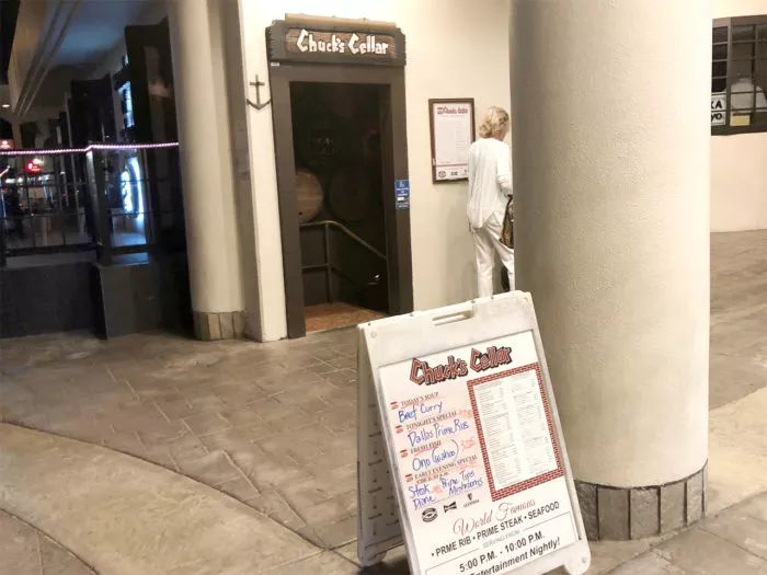 チャックス・セラー chuck's cellar ステーキ・ハウスレストラン 肉 外観
