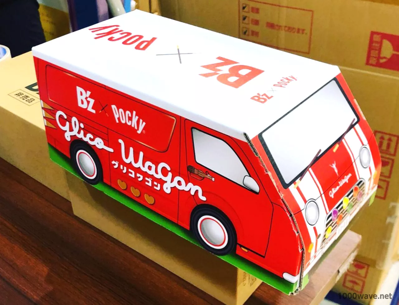 B'z NEW LOVE店頭DAY抽選会に展示してあった「B’z × PockyⓇ」グリコワゴンBOX(ポッキー詰合せ)