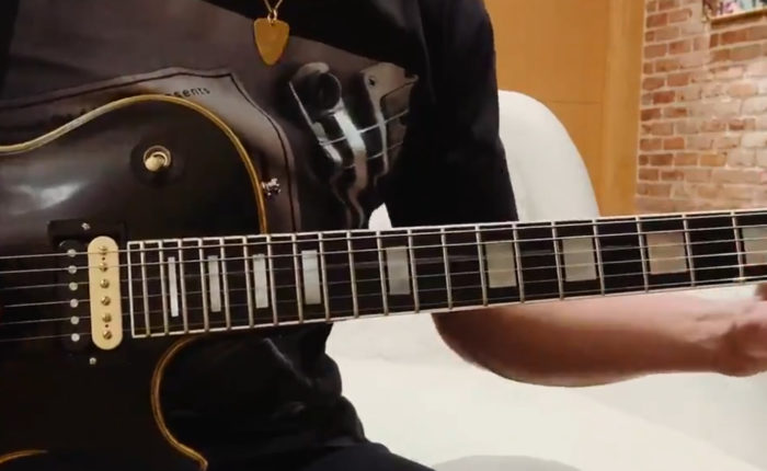 B'z松本さん「Here Comes the Taxman」をGibson Les Paul Custom -清正-で演奏 ツアー 初回特典Tシャツ着用