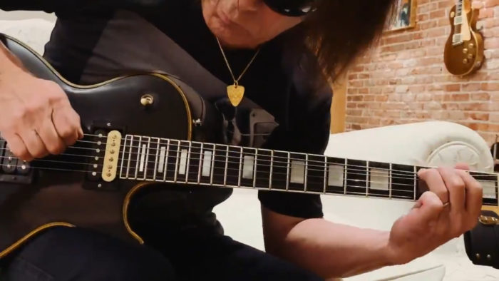 B'z松本さん「Here Comes the Taxman」をGibson Les Paul Custom -清正-で演奏 ツアー 初回特典Tシャツ着用