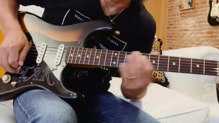 B'z松本孝弘さん、Fenderで「BOOGIE WOOGIE AZB 10」の演奏で着ているのはツアーVネックTシャツ