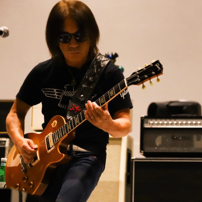 B'z松本さんがB&rsquo;z SHOWCASE 2020のリハ第7弾で着ているTシャツはgibson