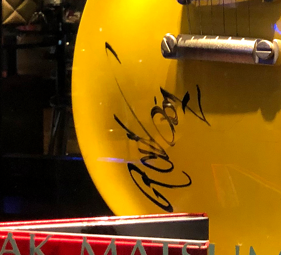 ハードロックカフェ大阪 HRC osakaのB'z松本さんのキャナリーイエロー