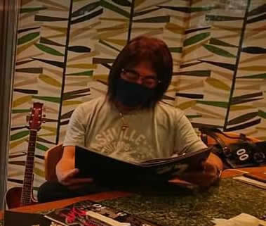 B’z SHOWCASE 2020 -5 ERAS 8820-のコンプリートボックスの告知で着ているTシャツはネイバーフッド