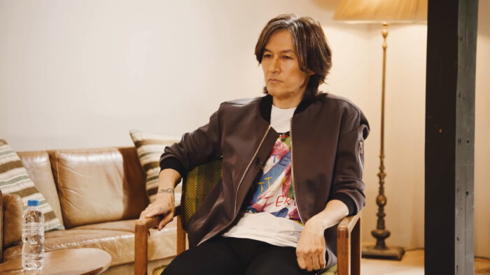 桜井和寿と稲葉浩志の対談で着ていたTシャツとスニーカー