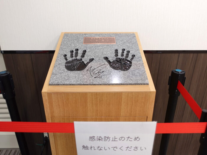 豊中市役所に設置されている名誉市民B'z松本さんの手形レポ