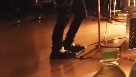 B&rsquo;z Live from AVACO STUDIO &ldquo;ALONE&rdquo;の稲葉さんのシャツとスニーカーはネイバーフッド