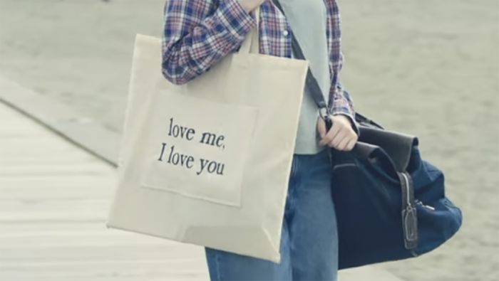 ポッキーCMの隠れB'z トートバッグがlove me, I love you