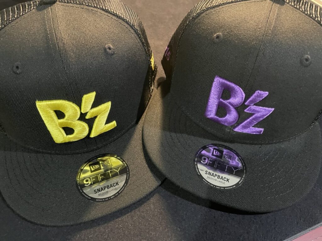 NEW ERAさんから、メンバー及びツアースタッフと場内案内のアルバイトさんに向けて、B'zキャップをご提供